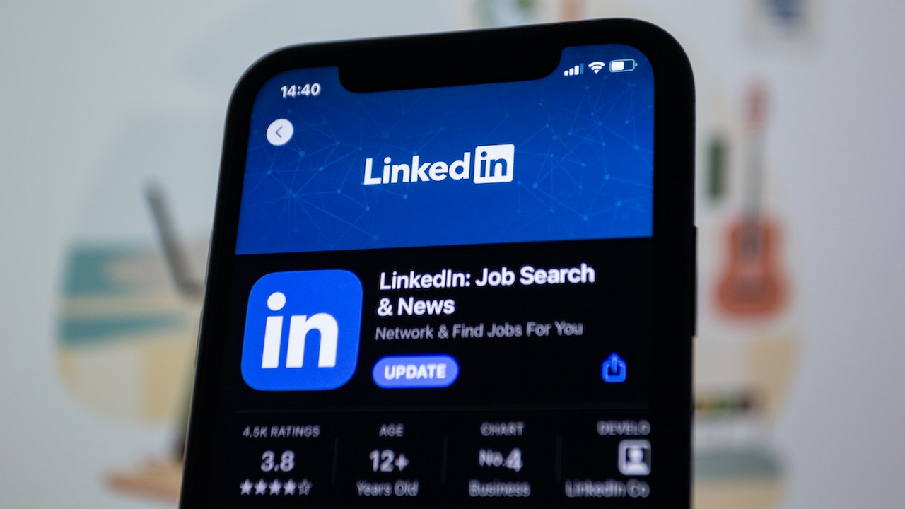 How to Use LinkedIn for Business in 2023: A Simple Guide